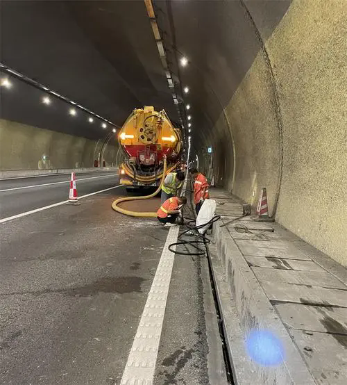 石鼓隧道排水渠清淤